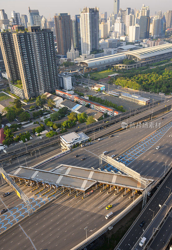 泰国曼谷CBD的ratchada高速公路和rama 9区首都makkasan的空中日落风景